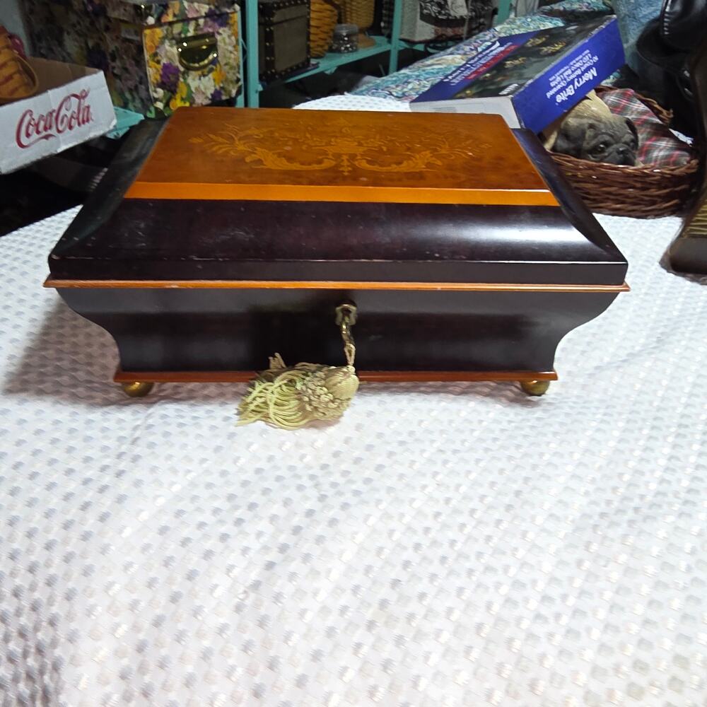 BOMBAY XL VINTAGE MAHOGANY JEWELRY MUSIC BOX CHEST WITH KEY